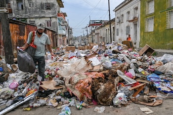 Un hombre rebusca en un vertedero durante un apagón en La Habana, el 7 de julio de 2026 (Yamil Lage/AFP)