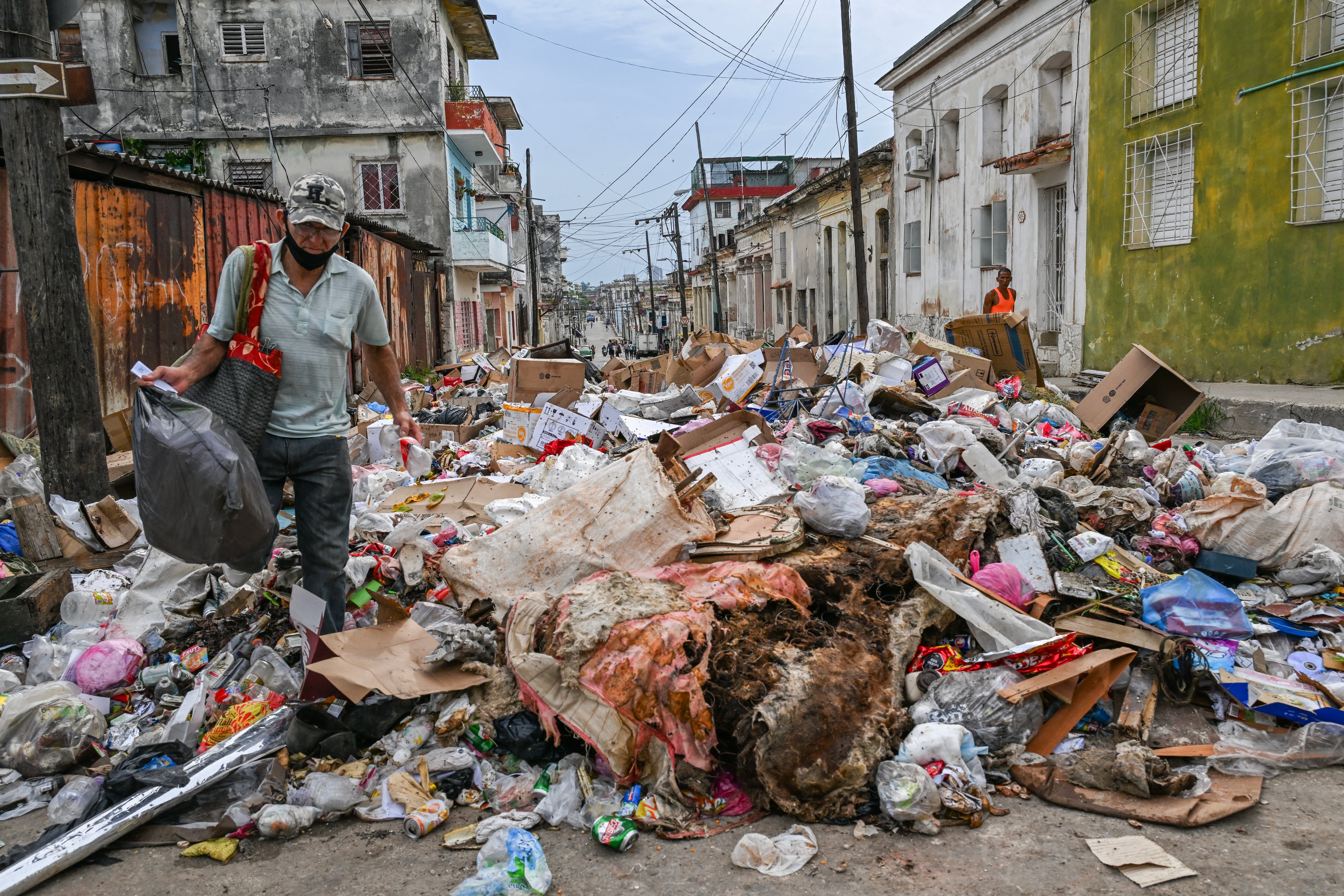 Un hombre rebusca en un vertedero durante un apagón en La Habana, el 7 de julio de 2026 (Yamil Lage/AFP)