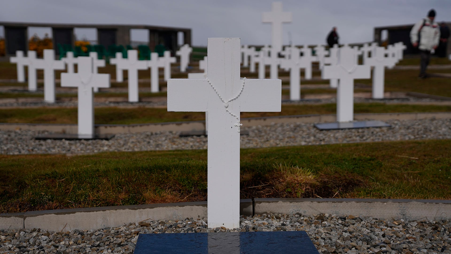 Guillermo Sivori visitó el cementerio de Darwin en Malvinas (Matías Arbotto)