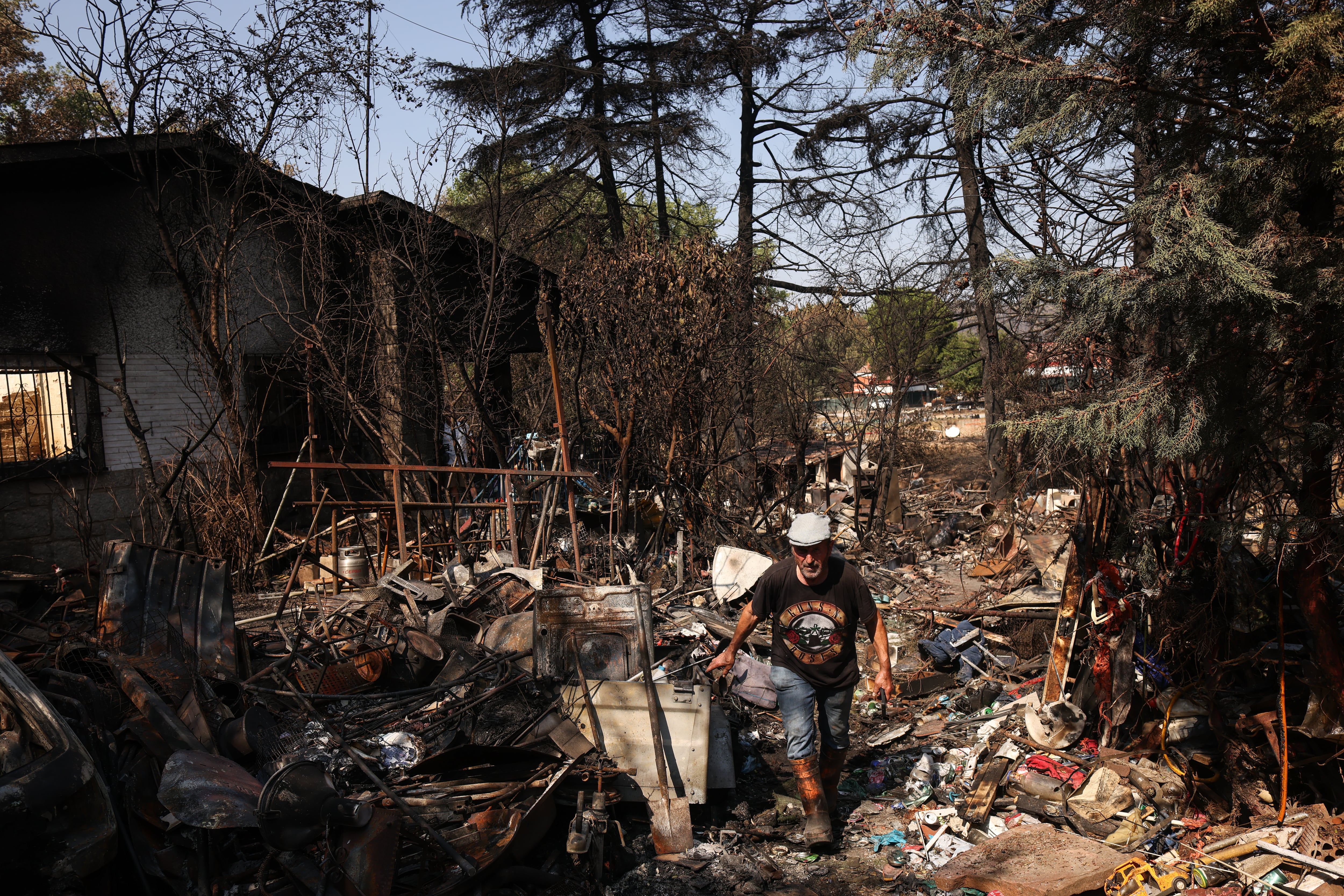 Un vecino en su casa calcinada por el incendio forestal, a 29 de julio de 2026, en Pelayos de la Presa, Madrid (España). (Alejandro Martínez Vélez/Europa Press)