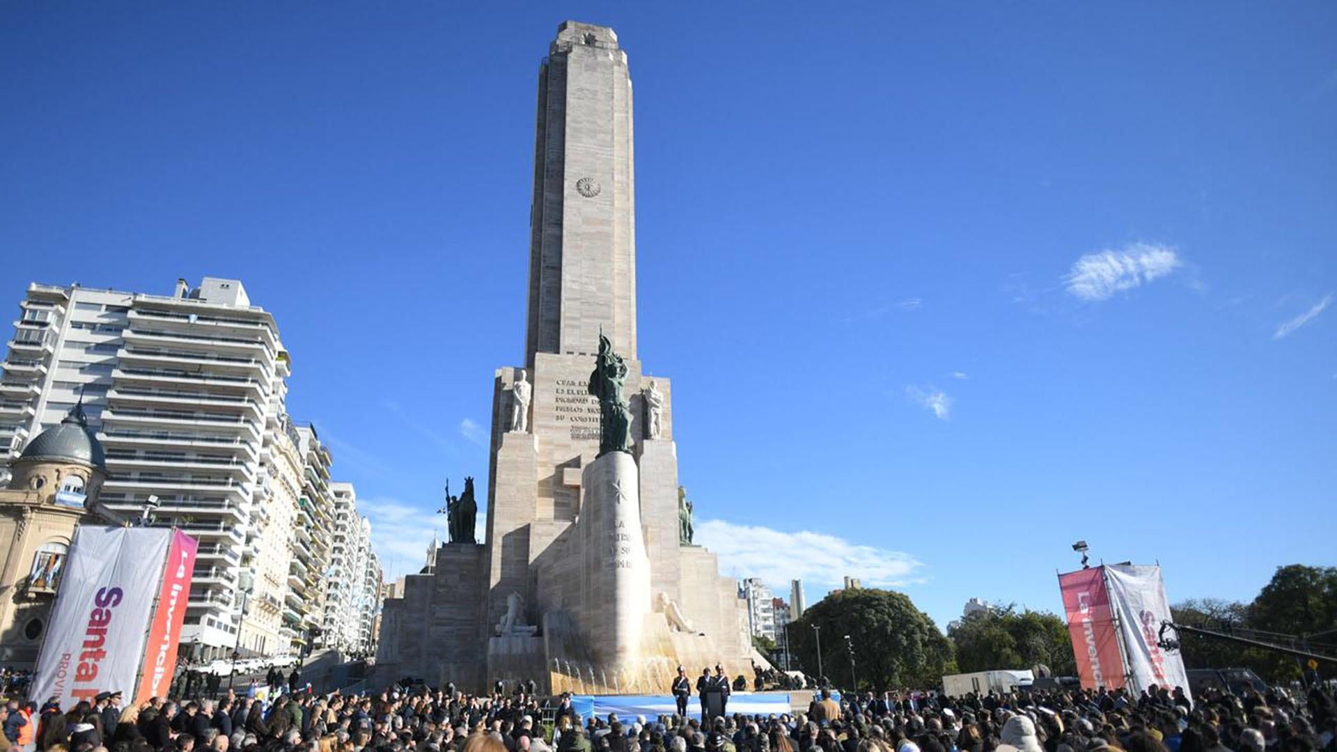Milei fue arengado por los militantes en Rosario