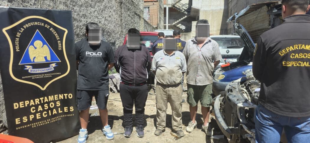 Cuatro personas quedaron detenidas tras el operativo (Foto: Policía bonaerense)