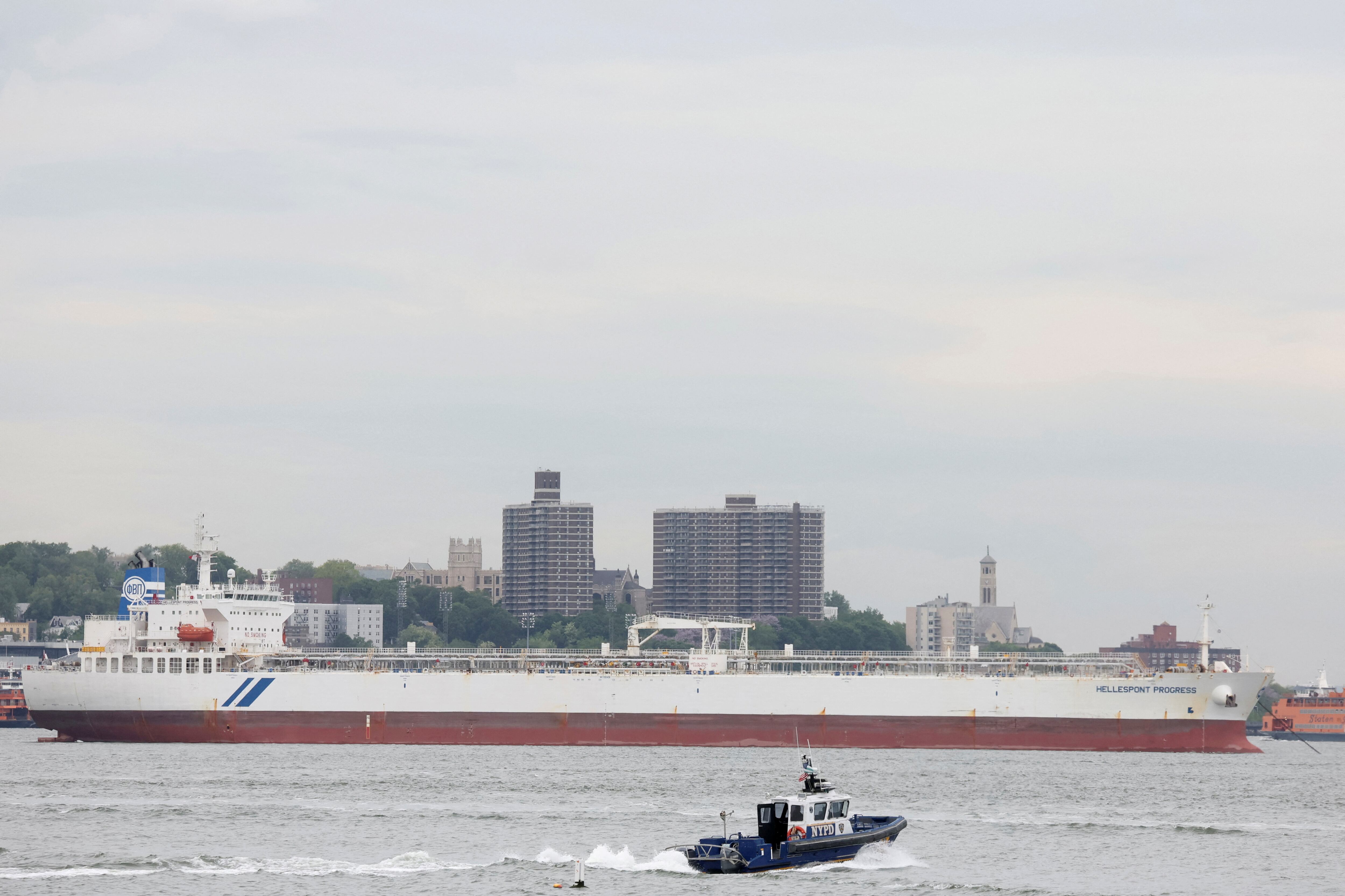 Un barco de la Policía de la Ciudad de Nueva York (NYPD) pasa junto al Hellespont Protector (REUTERS/Brendan McDermid/Archivo)