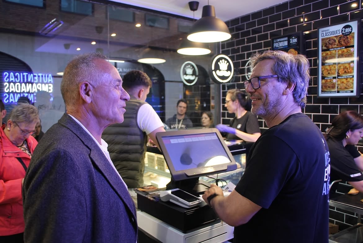 Atendiendo su local de empanadas en Barcelona (@henrymartin58)