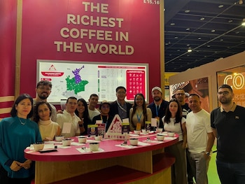 Jian-Hang Wu en un stand