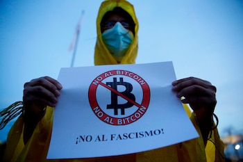 Un grupo de jóvenes salvadoreños se pronuncian en contra de la implementación del bitcoin en El Salvador. (EFE/Rodrigo Sura)