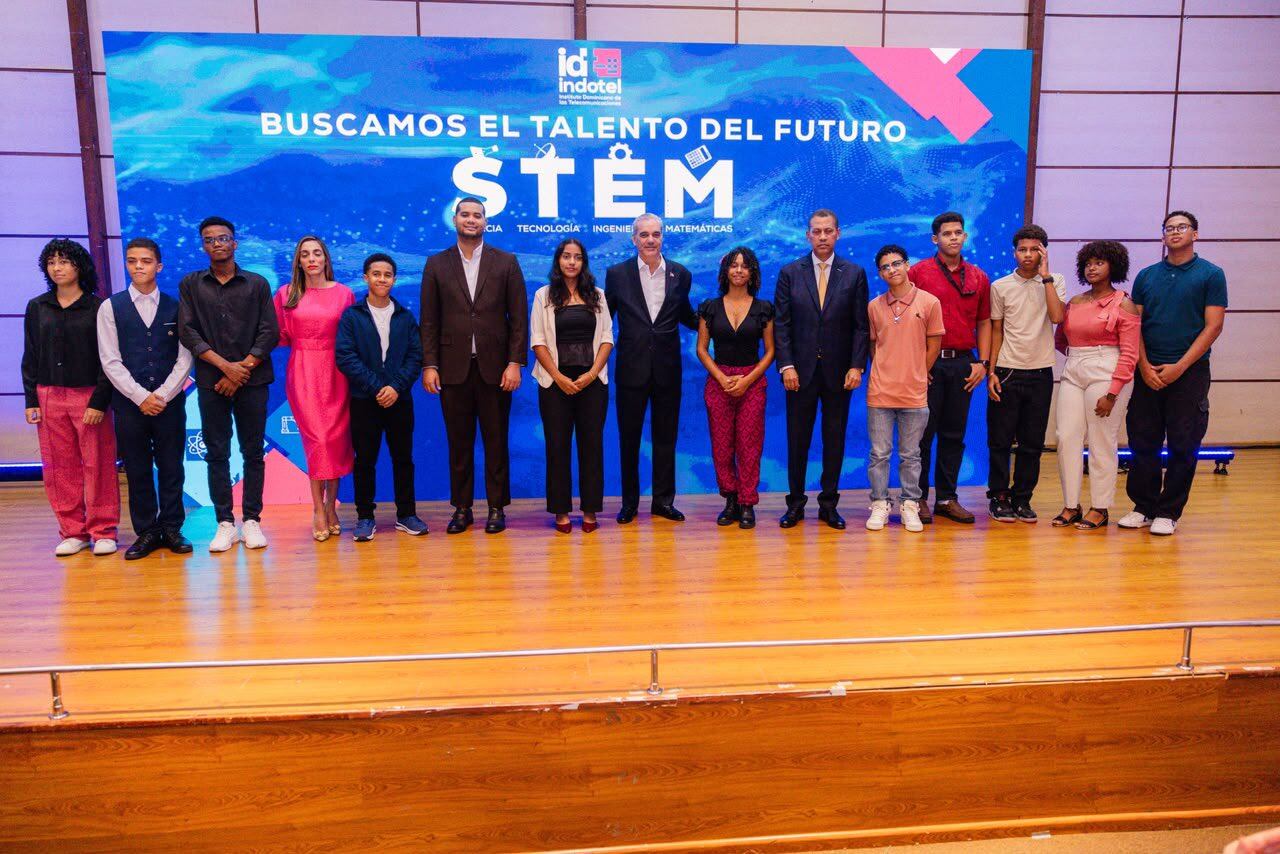 El presidente Luis Abinader encabezó en la Biblioteca Nacional Pedro Henríquez Ureña la premiación del concurso “Buscamos el Talento del Futuro”. (Foto cortesía Presidencia de la República Dominicana)