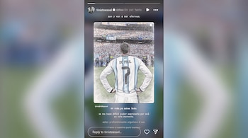 Captura de pantalla de historia de Instagram. Ilustración de futbolista Rodrigo De Paul, camiseta argentina número 7, de espaldas. Estadio con público.