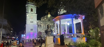 La Semana Santa en el Casco Antiguo de la ciudad de Panamá ha experimentado un crecimiento sostenido en la cantidad de asistentes durante los últimos años, consolidándose como uno de los eventos religiosos y culturales más concurridos del país. Para 2026, los organizadores estiman la participación de más de 250 mil personas en las distintas actividades programadas, reflejando el interés tanto de fieles locales como de visitantes internacionales. Cortesía