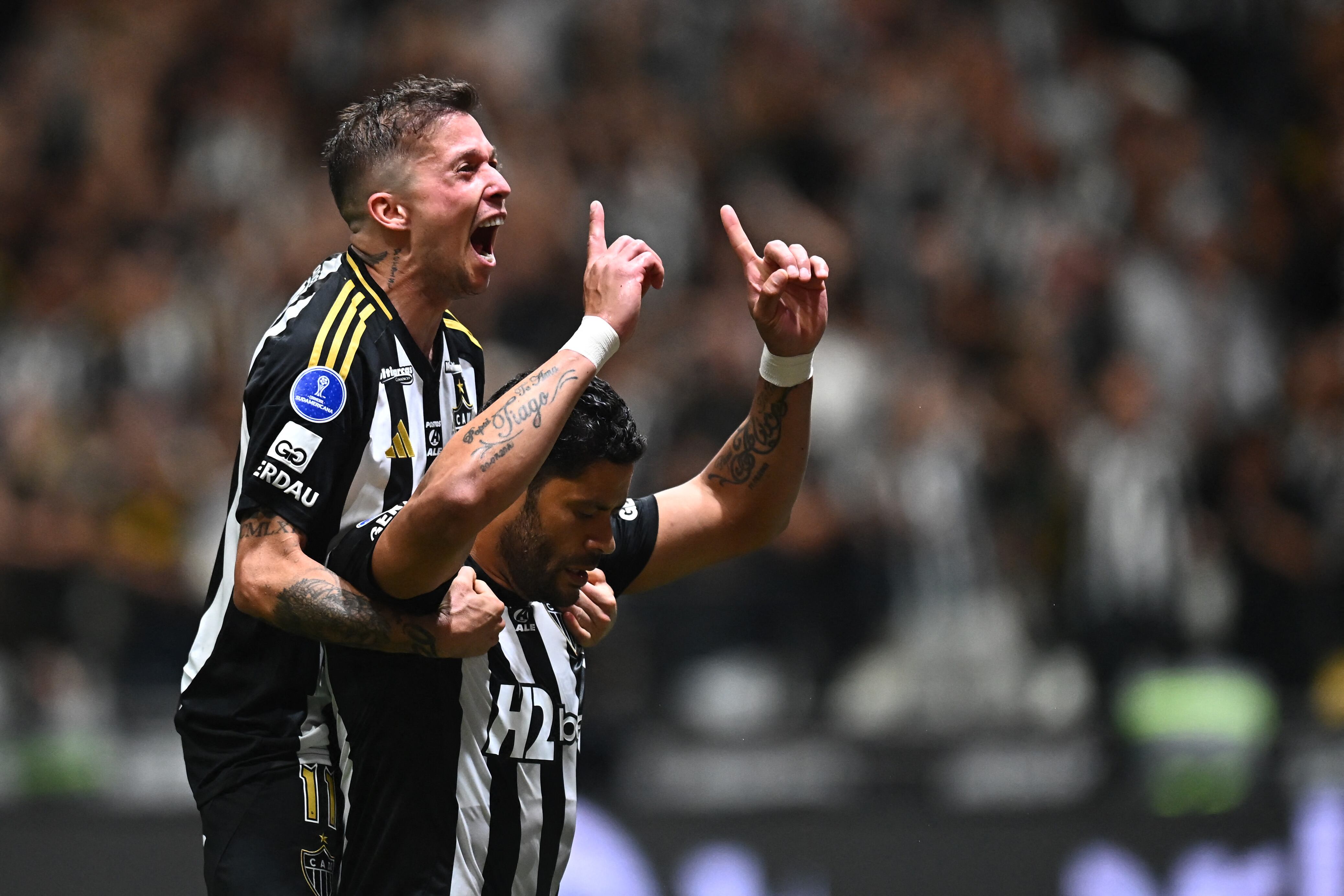 Hulk y Bernard celebran el tercer tanto del Atlético Mineiro (Photo by GLEDSTON TAVARES / AFP)