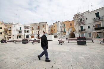 Un hombre lleva su barbijo en la ciudad de Bari, Italia REUTERS/Alessandro Garofalo