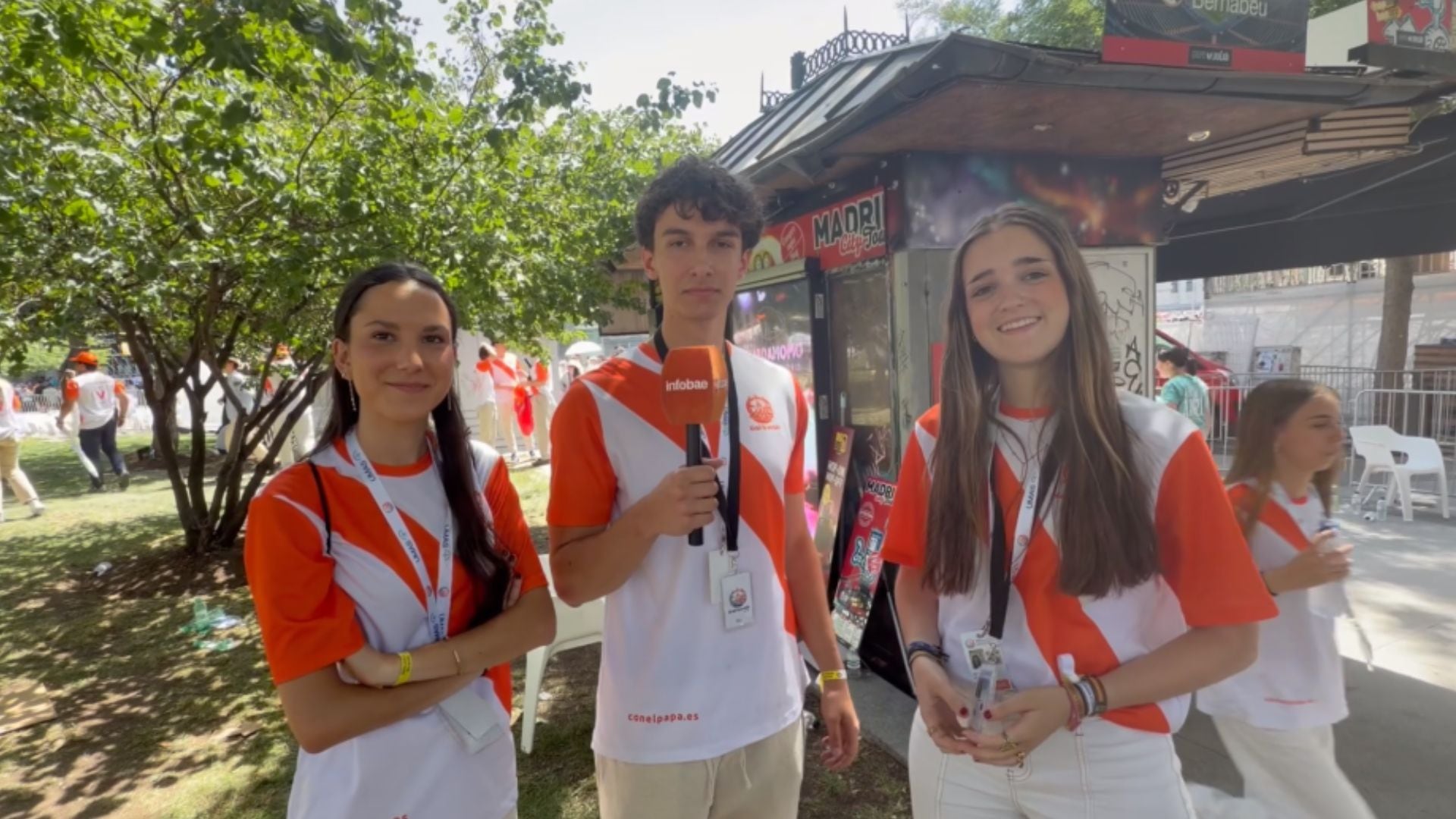 Tres voluntarios de la organización hablan con Infobae sobre la visita del papa León a España. (Infobae)
