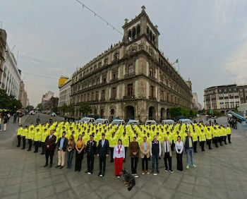 Islas, de blusa blaca (der.) en un acto oficial. Foto: Gobierno CDMX (https://jefaturadegobierno.cdmx.gob.mx/comunicacion/nota/clara-brugada-pone-en-marcha-la-nueva-upc-centro-historico-con-686-elementos-y-45-patrullas-cuidar-el-centro-historico-es-cuidar-un-espacio-sagrado-para-la-nacion)