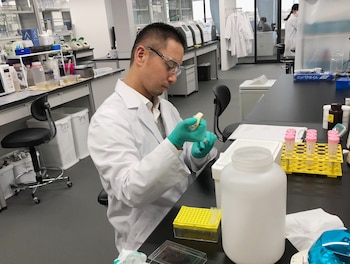 Investigador de PeptiDream prepara una