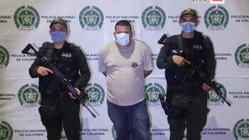 Pidiéndoles fotos desnudas para supuestas