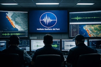 Sala de monitoreo sísmico del IGP. Tres operadores de espaldas ven pantallas. Central: logo IGP. Laterales: mapas de Perú con epicentros y gráficos de actividad sísmica.