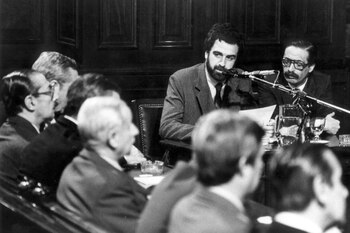 "Quiero utilizar una frase que no me pertenece, porque pertenece ya a todo el pueblo argentino. Señores jueces: ‘Nunca más’”, pronunció el fiscal Strassera en su alegato final (EFE)