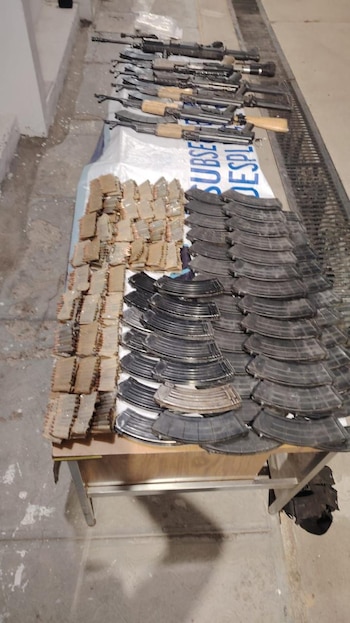 Armas, cartuchos y equipo táctico asegurados durante el operativo en Guachochi. (Cortesía)