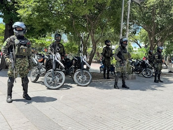 Las tropas de la Brigada 30 reforzaron la vigilancia con blindados en sectores neurálgicos y pasos fronterizos con Venezuela. (Segunda División del Ejército Nacional)
