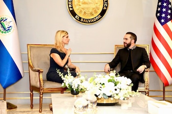 Sarah B. Rogers, subsecretaria de Estado de Estados Unidos para Diplomacia Pública sostuvo un encuentro con el presidente salvadoreño Nayib Bukele.
