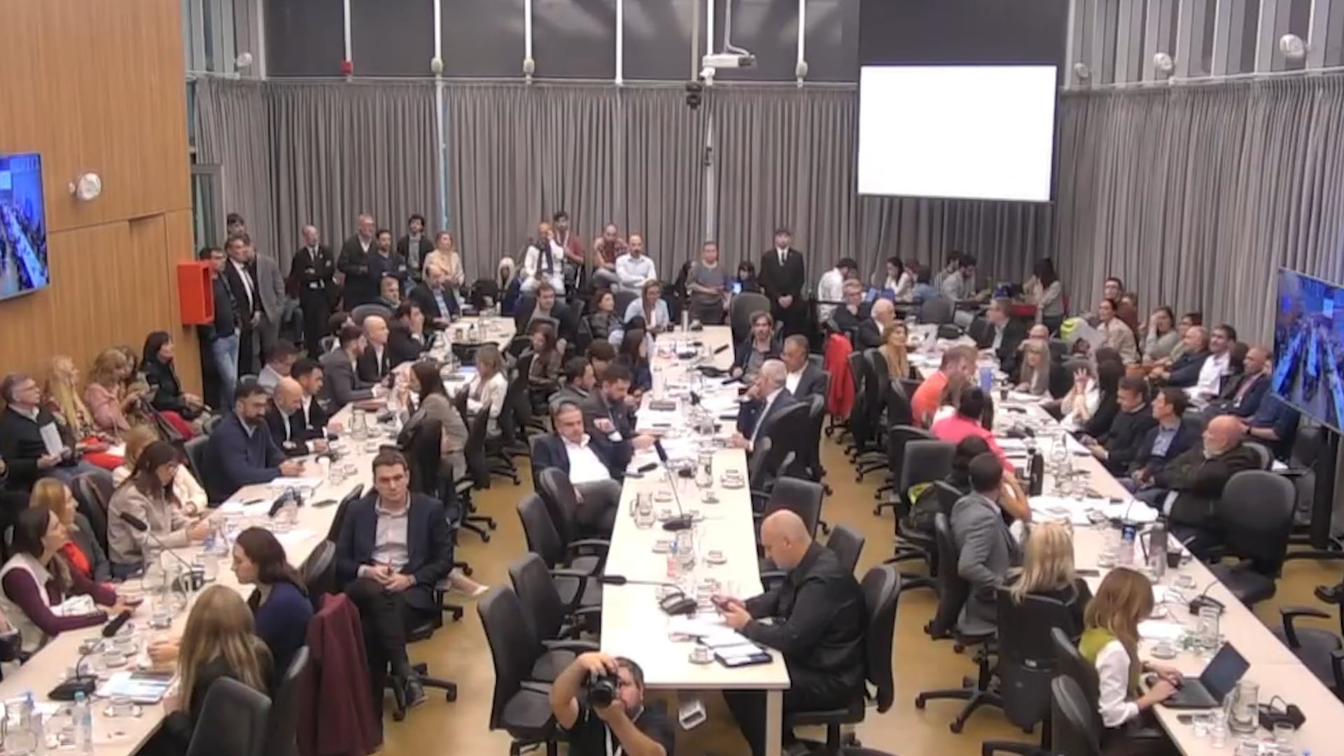 El oficialismo y sectores aliados buscan aprobar la reforma minera pese al rechazo de opositores y organizaciones ambientalistas en el Congreso argentino