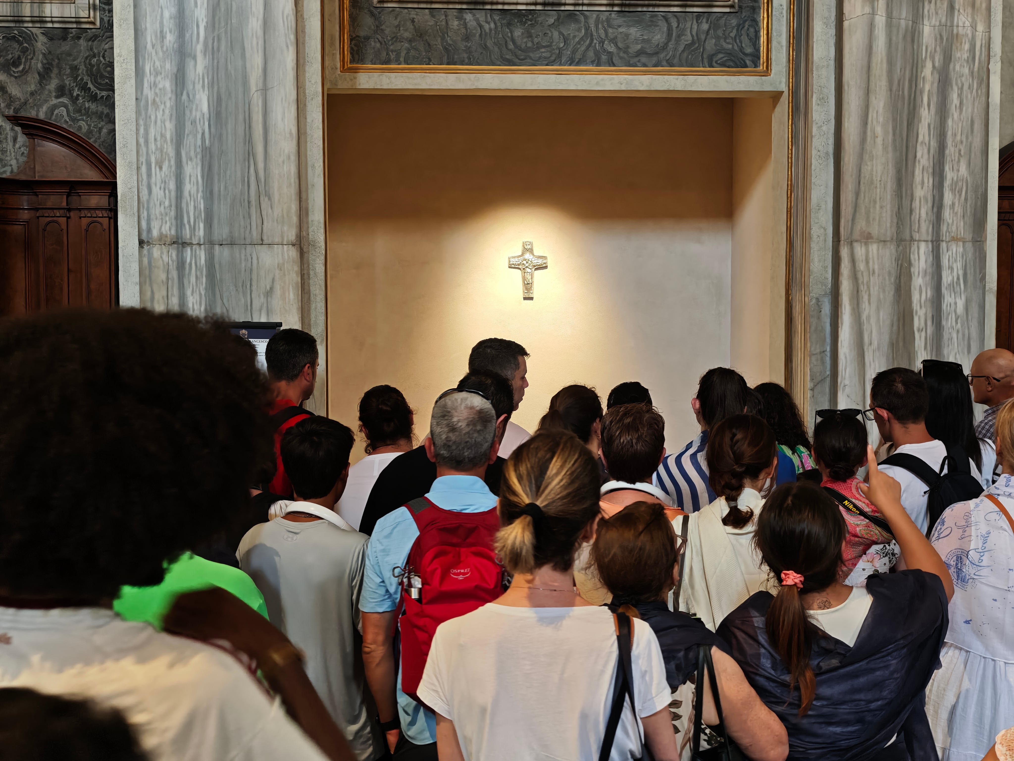Una multitud de personas se congregaron en la tumba del Papa Francisco (Bruno Matta (@brunoejes)