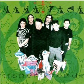 Cinco hombres, incluida la banda Mamá Vaca y Ale Sergi, posan contra un fondo verde con patrones. Letras 'MAMA VACA' arriba, 'Hombreverde' abajo