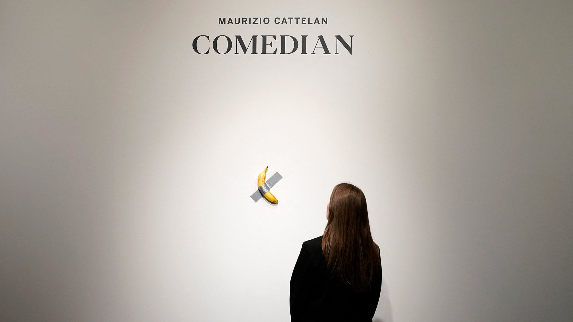 La obra “Comediante”, que ya causó revuelo mundial desde su creación, sufrió el insólito robo de su fruta en el Pompidou-Metz, provocando entre risas y reclamos un verdadero debate creativo (Foto: TIMOTHY A. CLARY / AFP)