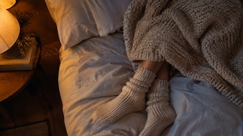 Por qué dormir con calcetines cambia la calidad del sueño