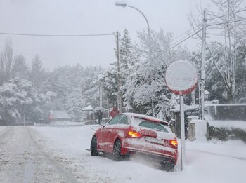 Un coche atascado por la nieve en una imagen de recurso. (Europa Press)