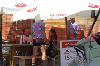 Entre tragos y charlas privadas,