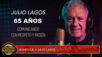 Julio Lagos con auriculares frente a un micrófono en una gráfica televisiva con textos alusivos a su trayectoria y los premios Martín Fierro