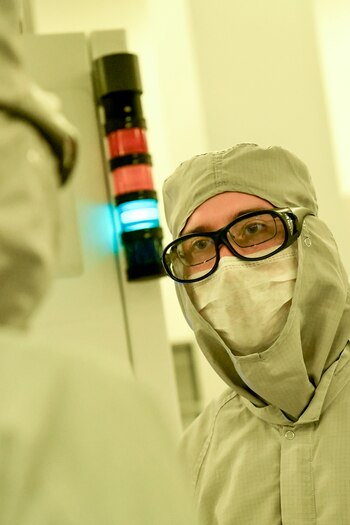 Chris Belfi, gerente senior de sección, en la sala limpia de GlobalFoundries. CRÉDITO: Foto para The Washington Post por Cindy Schultz