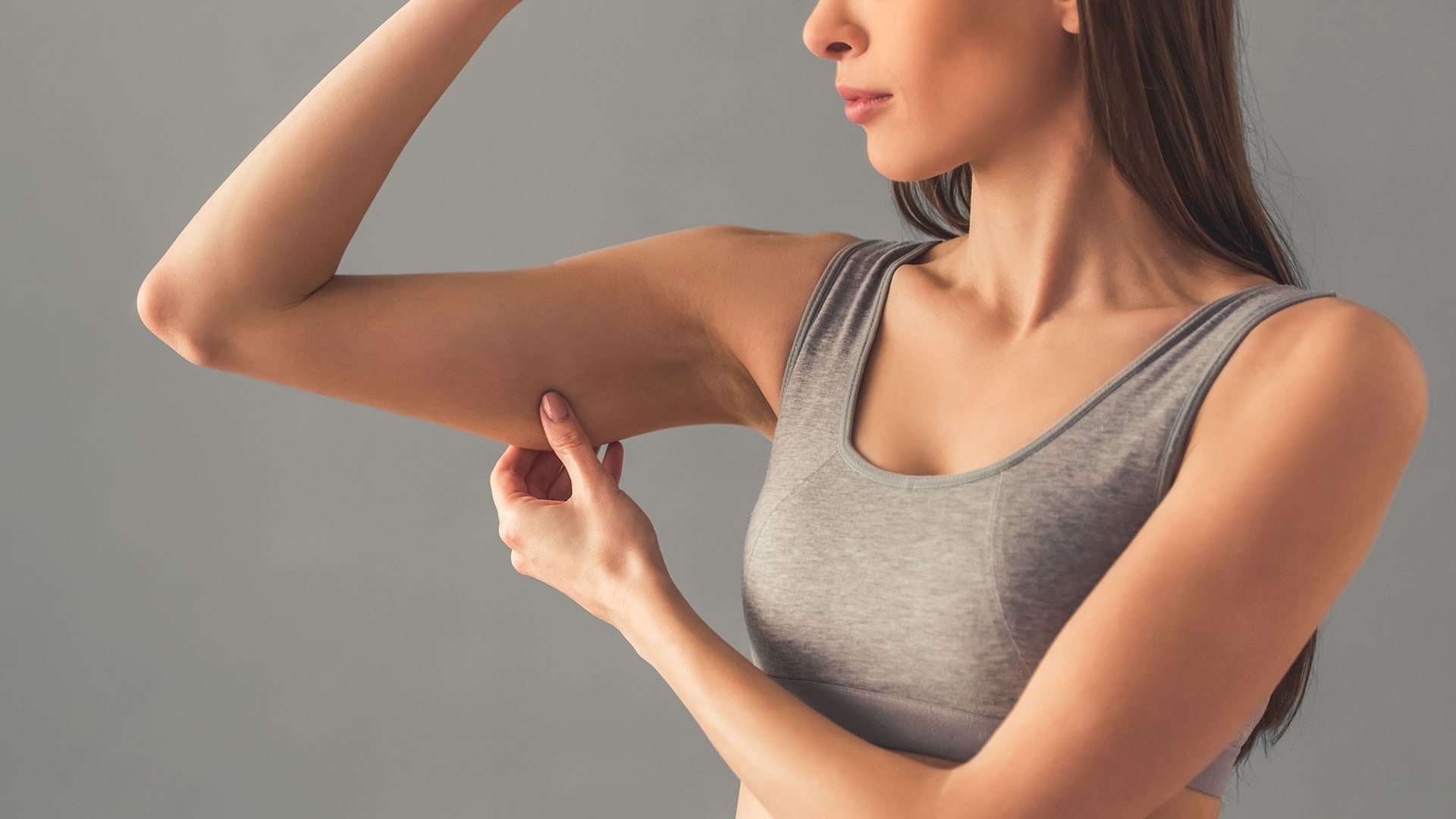 La acumulación de grasa debajo del brazo responde a factores hormonales, genéticos y hábitos de vida, según Newsweek y Harvard Health