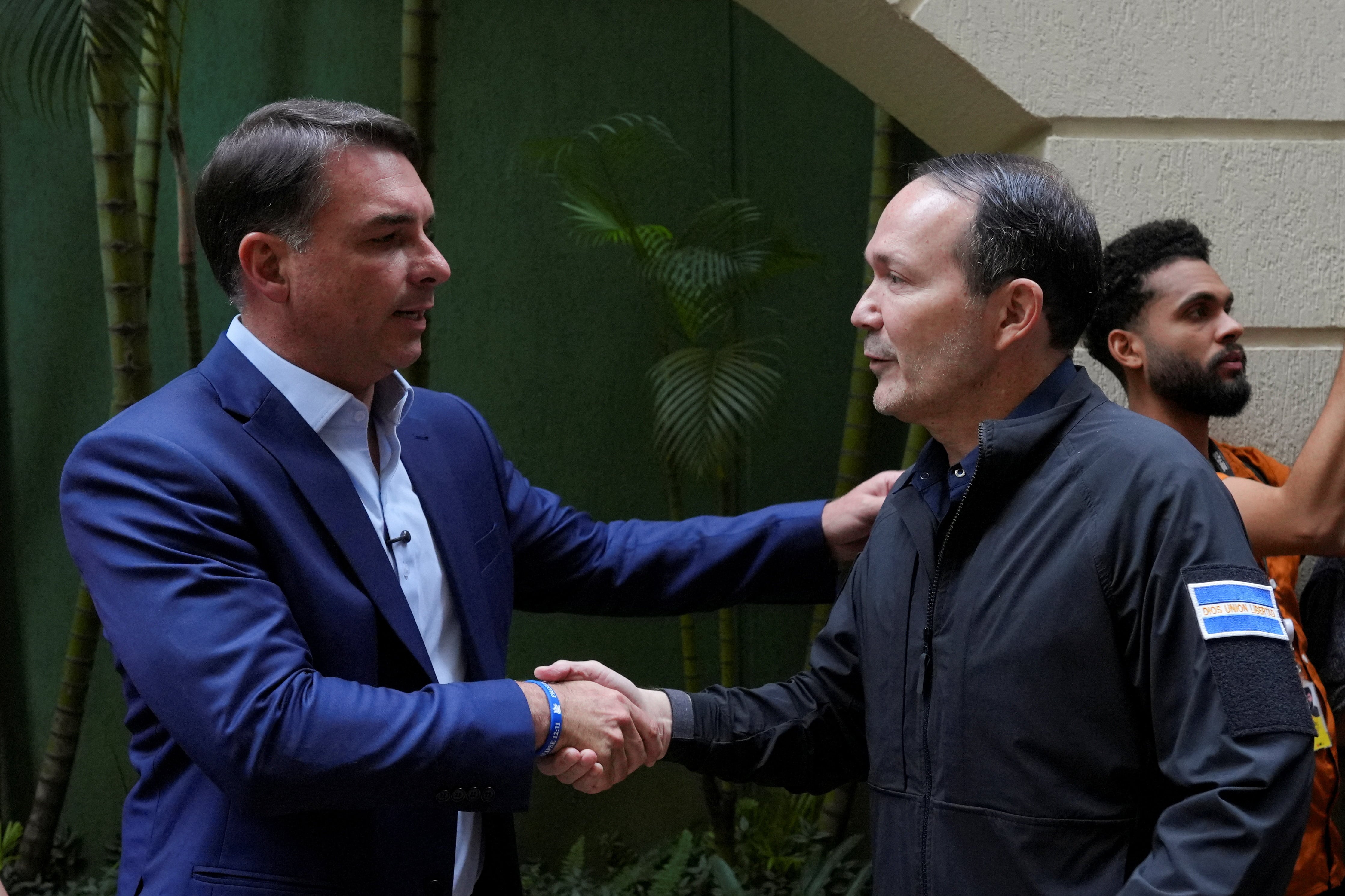 La propuesta de Flávio Bolsonaro replica el modelo de seguridad de Nayib Bukele en El Salvador y fue anunciada tras una reunión con Gustavo Villatoro en San Pablo. (REUTERS/Alexandre Meneghini)
