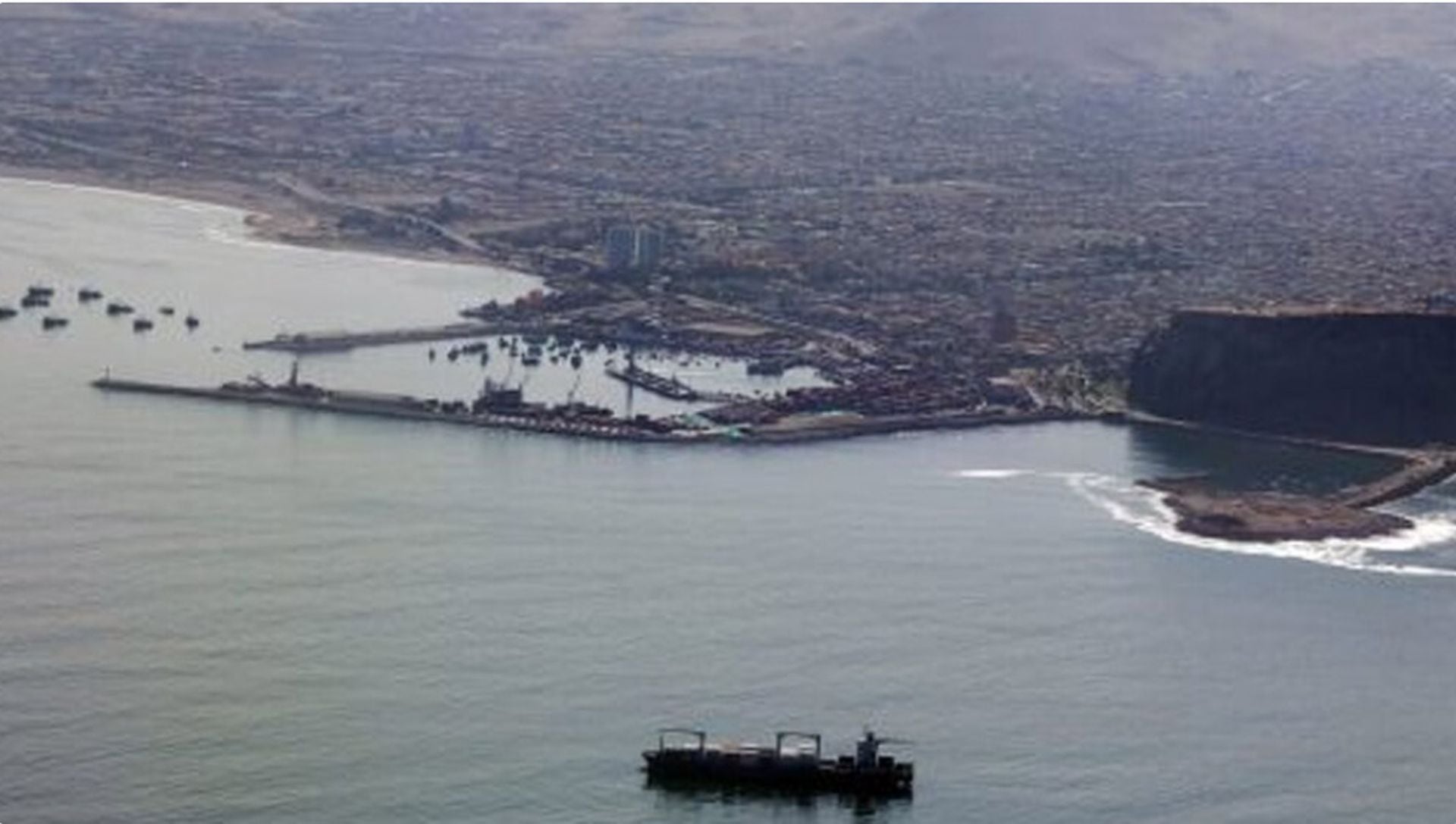 La decisión de la Corte Internacional de Justicia redefinió la soberanía marítima en el Pacífico sur, marcando un hito diplomático en la relación entre Perú y Chile. (Andina)