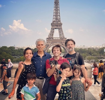 Jairo, con su novia y su familia