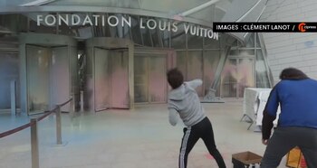 Activistas tiran pintura contra una