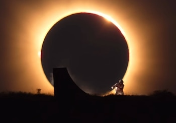 El skater Danny León durante el eclipse solar en España