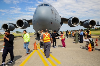 Migrantes hondureños llegan en un vuelo de deportación al Aeropuerto Internacional Ramón Villeda Morales tras la declaración de emergencia nacional por inmigración del presidente estadounidense Donald Trump, en San Pedro Sula, Honduras, el 31 de enero de 2025. REUTERS/Yoseph Amaya