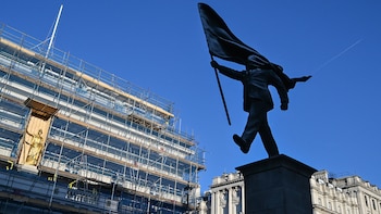 Banksy sorprende en Londres con una estatua que rivaliza con los monumentos más icónicos de la ciudad