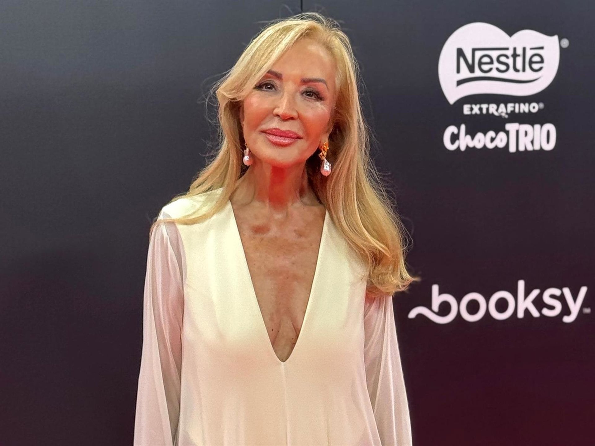 22/10/2026 Carmen Lomana en los GenZ Awards.Imparable a sus 78 años, y demostrando que está en su mejor momento, Carmen Lomana ha sido la gran sorpresa de los GenZ Awards 2026 al aparecer en la alfombra roja de los premios que reconocen a los mejores creadores de contenido e influencers del año, protagonizados por rostros de la Generación Z -nacidos entre 1997 y 2012- oculta bajo la máscara de Zeta. Tras revelar su identidad, y dejar a todos sin palabras con su espectacular figura con un diseño blanco semitransparente con un body al tono por debajo, la socialité ha vuelto a pronunciarse sobre la ruptura de Tana Rivera y Andrés Roca Rey y ha sorprendido con su inesperada reflexión.EUROPA ESPAÑA SOCIEDAD