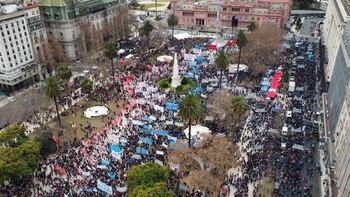 drone marcha piquetera a Plaza de Mayo - obelisco - corte