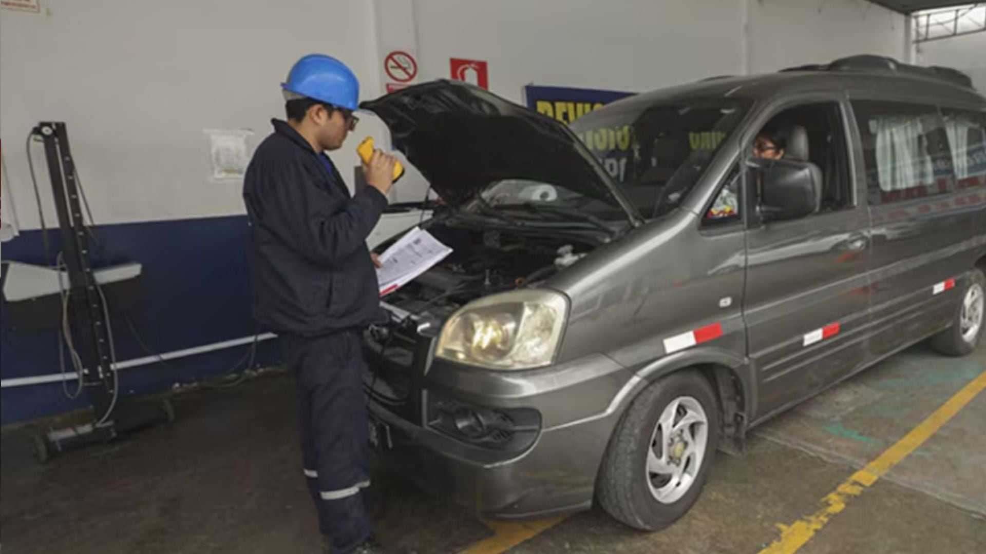 La inspección técnica debe realizarse desde el tercer año de fabricación del vehículo. En el caso de las unidades dedicadas al transporte terrestre, este procedimiento tiene que renovarse cada seis meses tras la primera evaluación - Créditos: Andina.