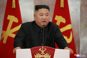 Kim Jong-un habla durante la