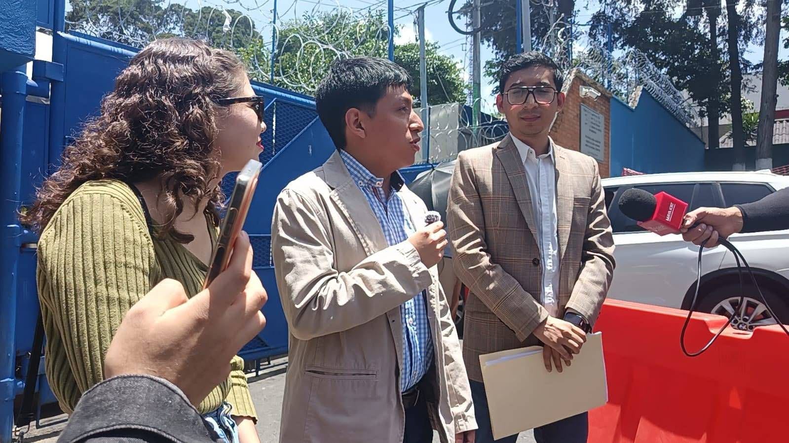 Jennifer de la Cruz, Carlos Barrios y Joshua Sagüi denuncian represalias por parte de Walter Mazariegos, electo como rector de la USAC bajo señalamientos de irregularidades y procesos jurídicos sin resolverse. (Prensa Comunitaria)