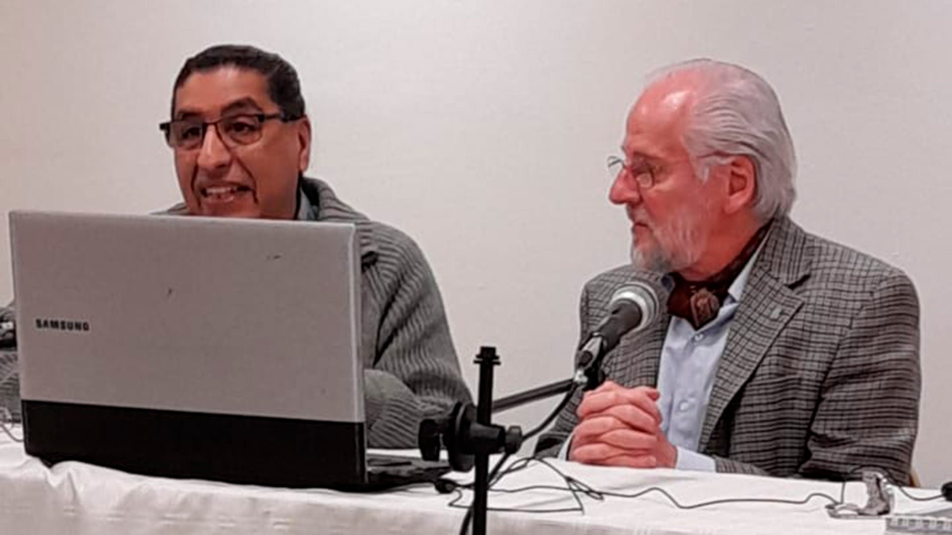 Gonzalo Roca (der) prestó su voz a su ilustre antepasado (foto de archivo de un encuentro con Juan Namuncurá)