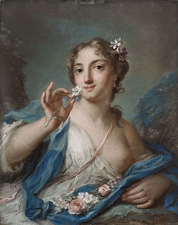 Pintura de una mujer con cabello castaño y flores, vestida con manto azul y túnica blanca, que sostiene una flor con los dedos
