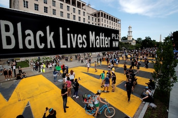 Un letrero de la renombrada calle Black Lives Matter Plaza se ve cerca de la Iglesia Episcopal de St. John's el 5 de junio de 2020 (REUTERS/Carlos Barria)