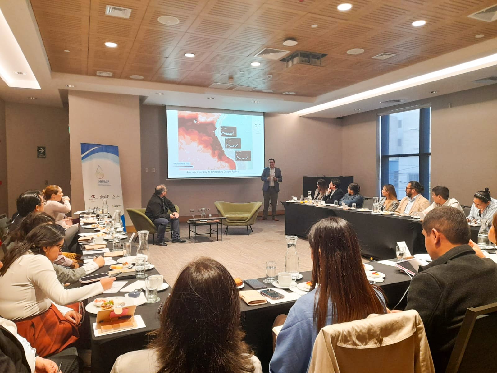 Patricio Valderrama expone el informe sobre los impactos del fenómeno El Niño durante un encuentro organizado por ABRESA en Perú.